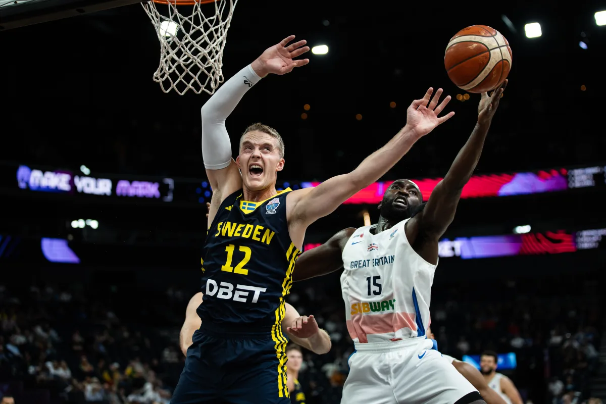 Larsson lidera a Suecia hacia su primera victoria en un EuroBasket desde 2013, 78-59