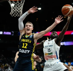 Larsson lidera a Suecia hacia su primera victoria en un EuroBasket desde 2013, 78-59