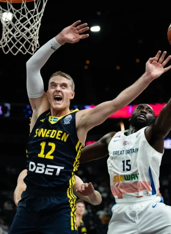Larsson lidera a Suecia hacia su primera victoria en un EuroBasket desde 2013, 78-59