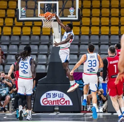Italia acelera en el tramo final y logra su primer triunfo ante Georgia, 78-62