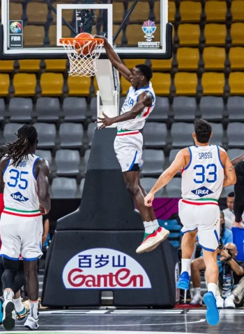 Italia acelera en el tramo final y logra su primer triunfo ante Georgia, 78-62