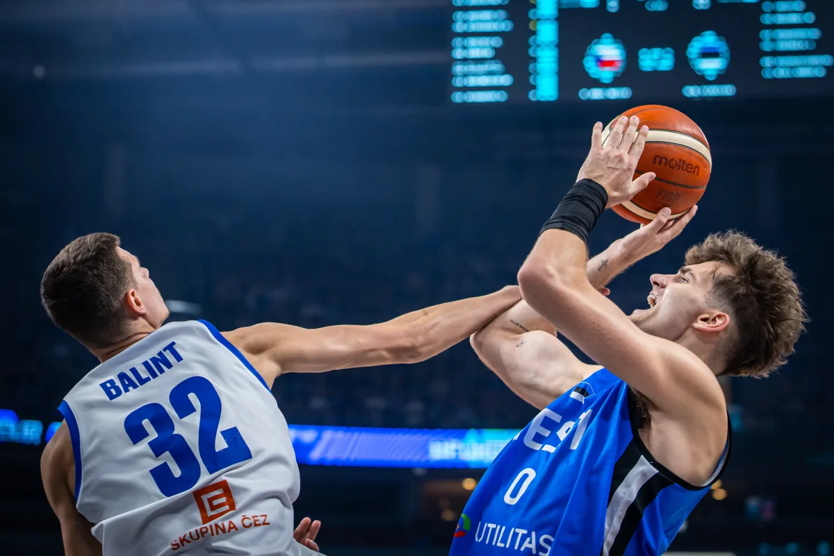 Marea azul en Riga: Estonia arrasa a Chequia y logra su primera victoria, 89-75