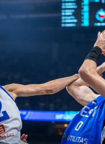 Marea azul en Riga: Estonia arrasa a Chequia y logra su primera victoria, 89-75