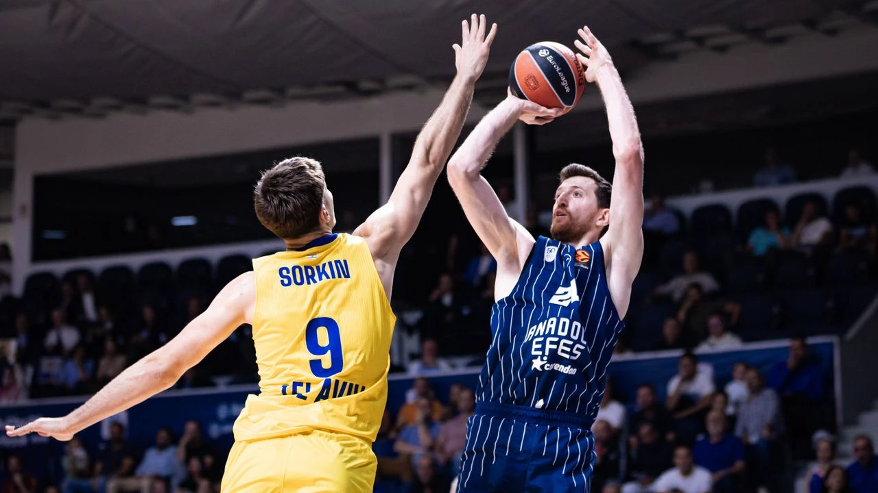Efes arranca con autoridad y doblega al Maccabi en Montenegro, 85-78