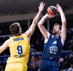 Efes arranca con autoridad y doblega al Maccabi en Montenegro, 85-78