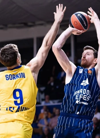 Efes arranca con autoridad y doblega al Maccabi en Montenegro, 85-78