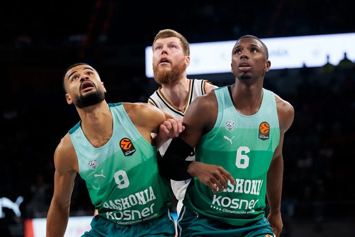 El Baskonia logra su primera victoria en la EuroLeague al imponerse al Dubai Basketball, 92-85