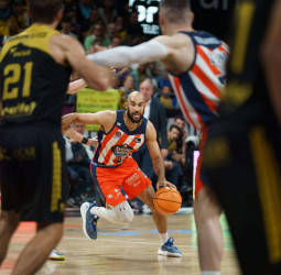 Phil Scrubb continúa su carrera en Turquía
