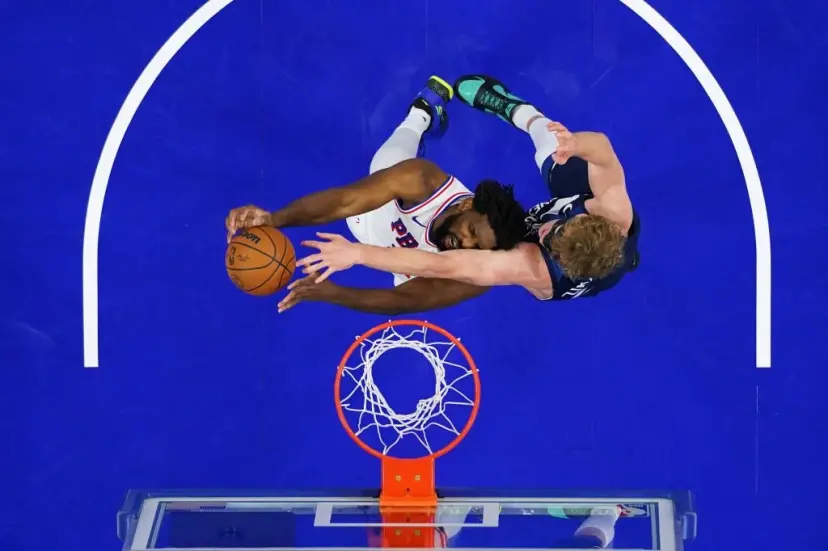 Embiid reaparece ocho meses