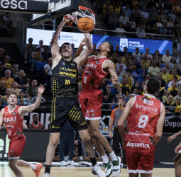 Shermadini impone su ley y da el primer triunfo a La Laguna Tenerife, 104-93