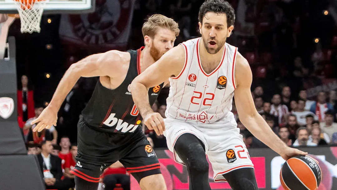 Olympiacos sobrevive a una batalla física y se impone a Hapoel, 62-58