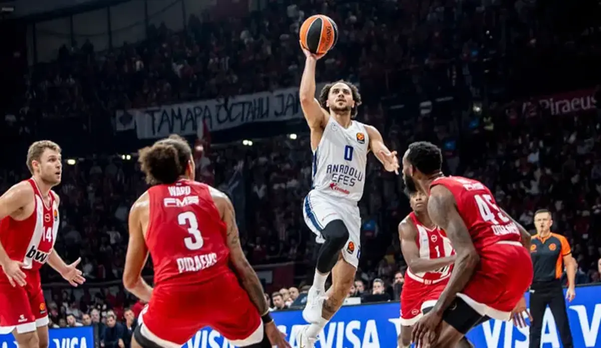 El Anadolu Efes resiste en El Pireo y se lleva un final de infarto ante Olympiacos, 78-82