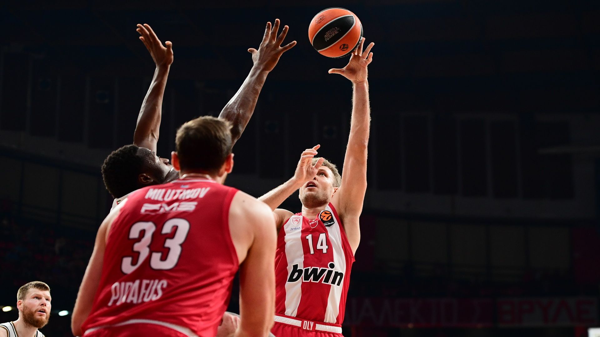 El Olympiacos impone su ley ante el Dubai, 86-67