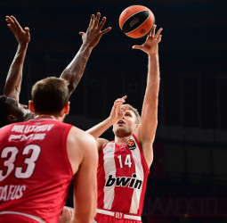 El Olympiacos impone su ley ante el Dubai, 86-67