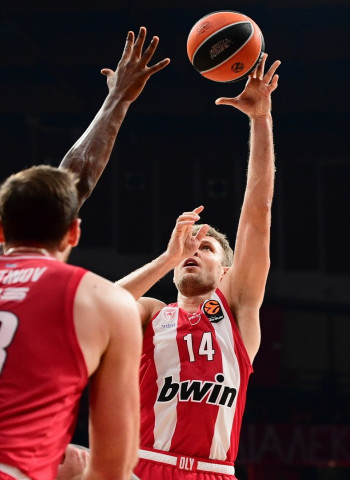 El Olympiacos impone su ley ante el Dubai, 86-67
