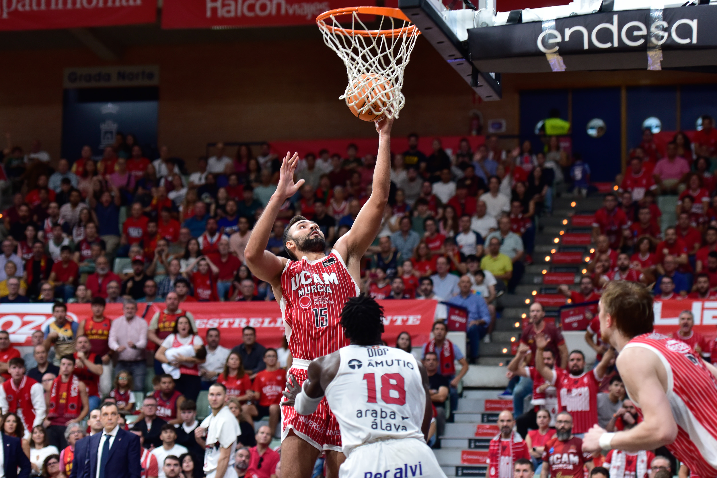 El UCAM Murcia, con un gran DeJulius, vence al Baskonia (89-84)