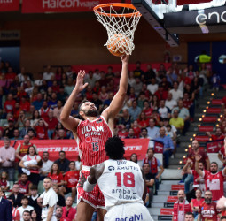 El UCAM Murcia, con un gran DeJulius, vence al Baskonia (89-84)