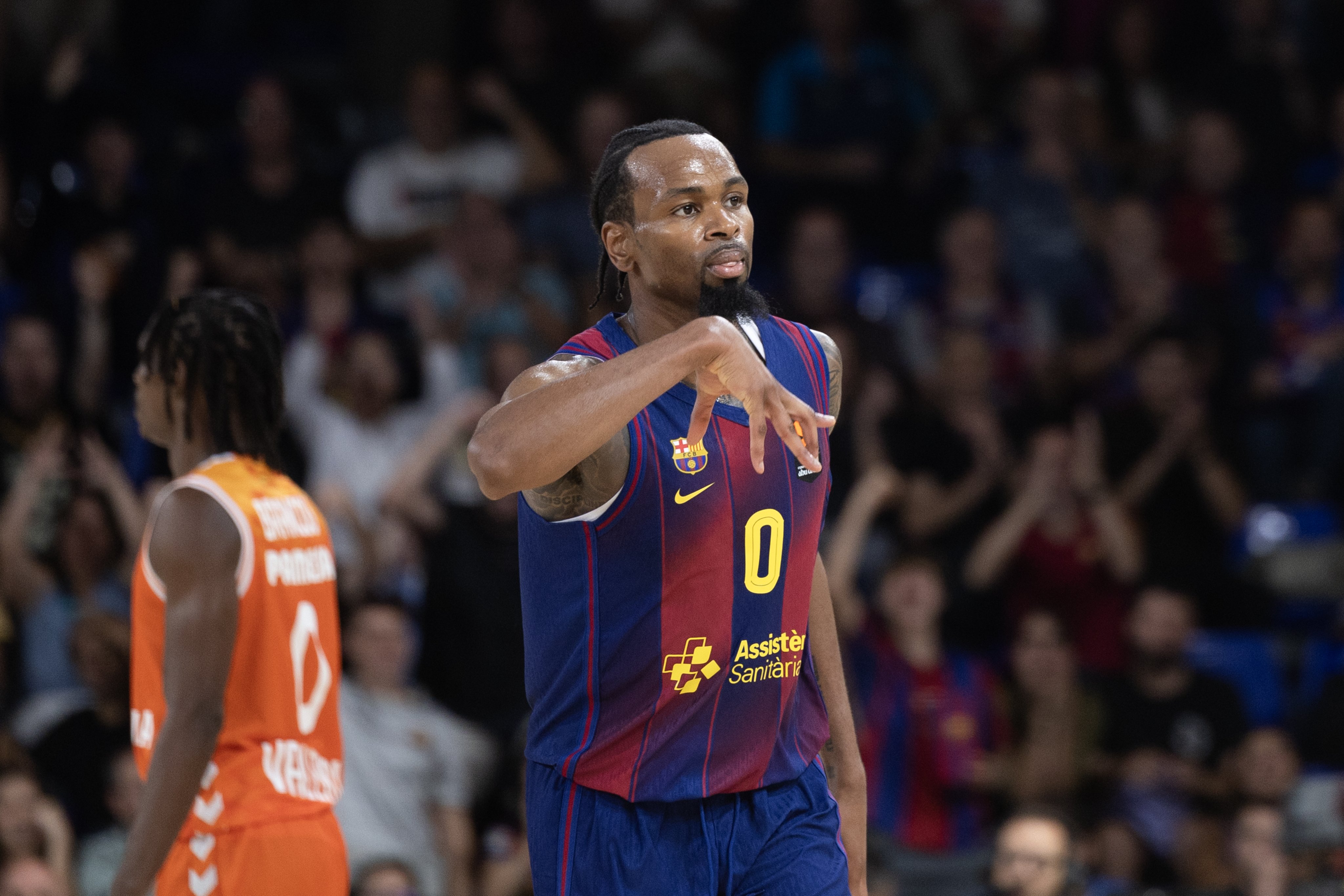 El Barça se estrena en el Palau con un festival anotador y derrota a Valencia Basket (108-102)