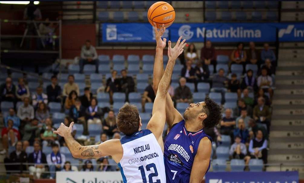 El Obradoiro renace en San Sebastián y estrena su casillero tras una prórroga electrizante (95-96)