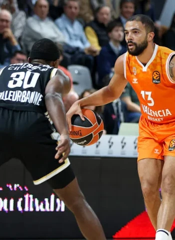 Valencia regresa a la EuroLeague con un triunfo de carácter en Villeurbanne (77-80)