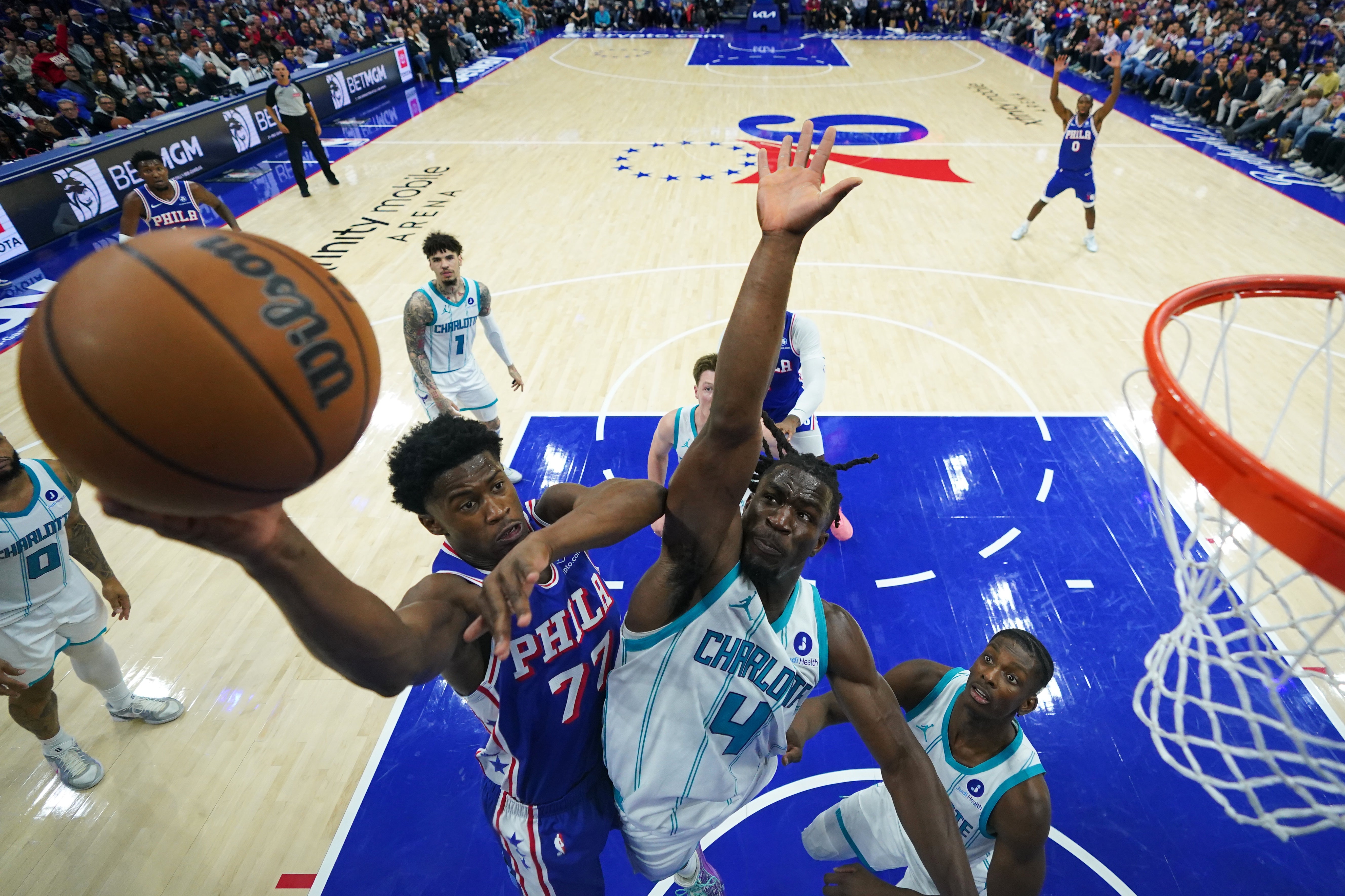 Quentin Grimes decide con un triple heroico y los Sixers remontan ante Charlotte en su estreno en casa, 125-121