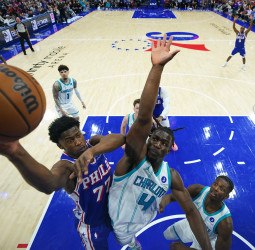 Quentin Grimes decide con un triple heroico y los Sixers remontan ante Charlotte en su estreno en casa, 125-121