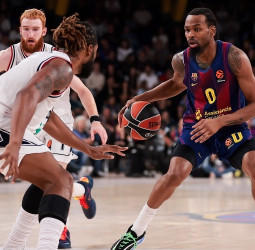 El Barça remonta y resiste para imponerse al Armani Milan en un final de infarto, 74-72