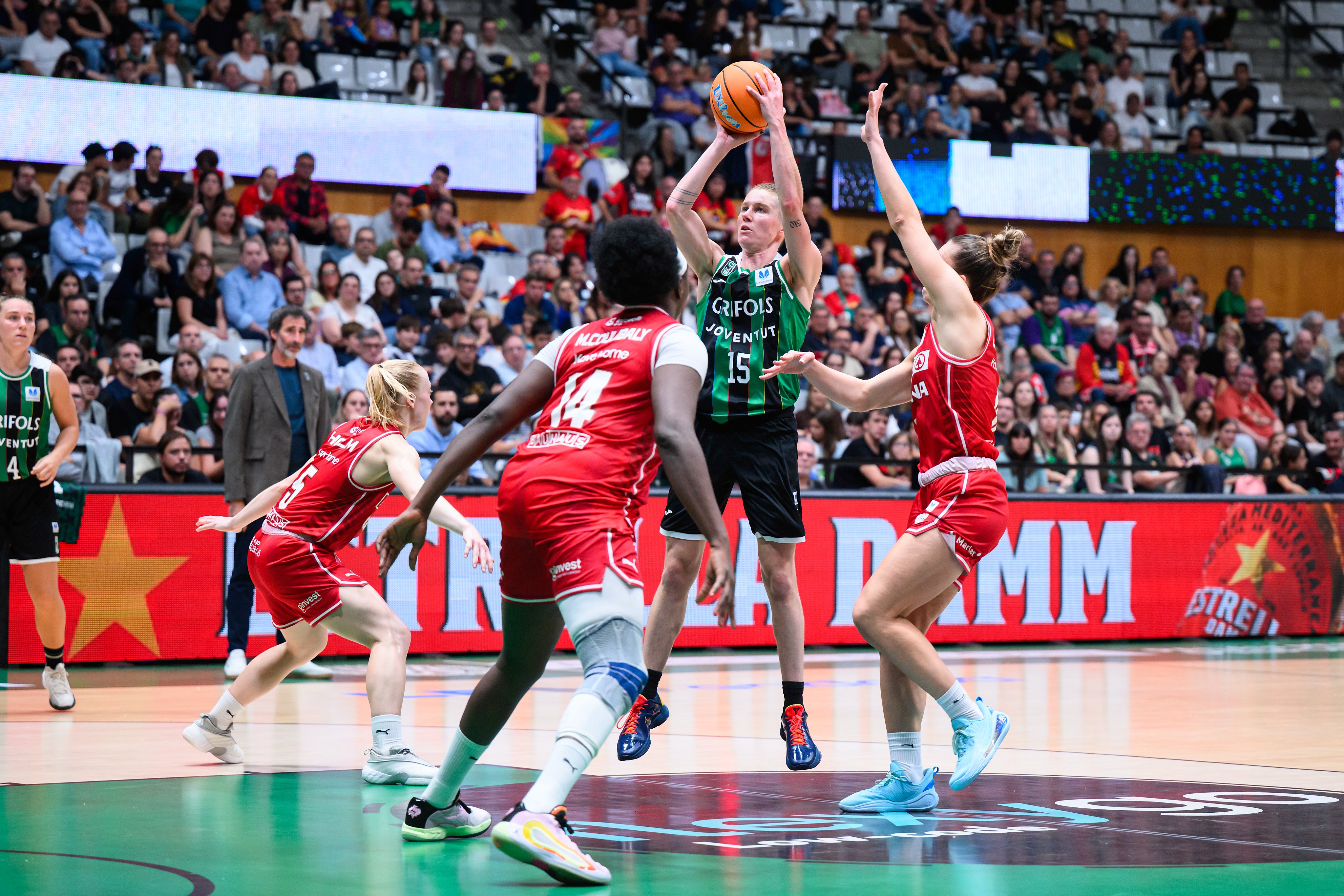 Spar Girona se sitúa líder tras derrotar a una combativa Penya (64-71)