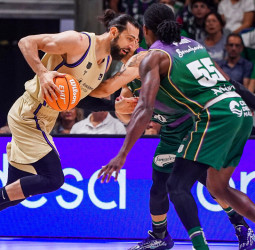Shengelia lidera la reacción azulgrana en Málaga (77-83)