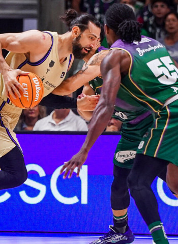 Shengelia lidera la reacción azulgrana en Málaga (77-83)