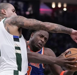 Giannis lidera la remontada de Milwaukee ante los Knicks (121-111)