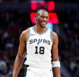 Bismack Biyombo se gana un lugar en la plantilla de los San Antonio Spurs