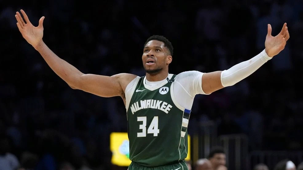 Giannis destroza a los Raptors y entra en un club histórico junto a Wilt, Pettit y Bellamy