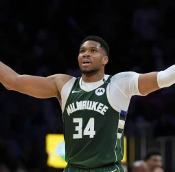 Giannis destroza a los Raptors y entra en un club histórico junto a Wilt, Pettit y Bellamy