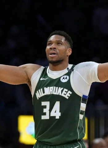 Giannis destroza a los Raptors y entra en un club histórico junto a Wilt, Pettit y Bellamy