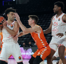 Micic dirige la sinfonía del Hapoel Tel Aviv en una noche amarga para Valencia (93-100)