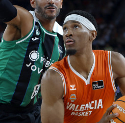 El Valencia Basket impone su ley con defensa y carácter ante el Joventut (102-90)