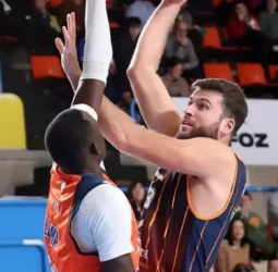 El Leyma Coruña impone su jerarquía y firma un histórico 5-0 (82-97)