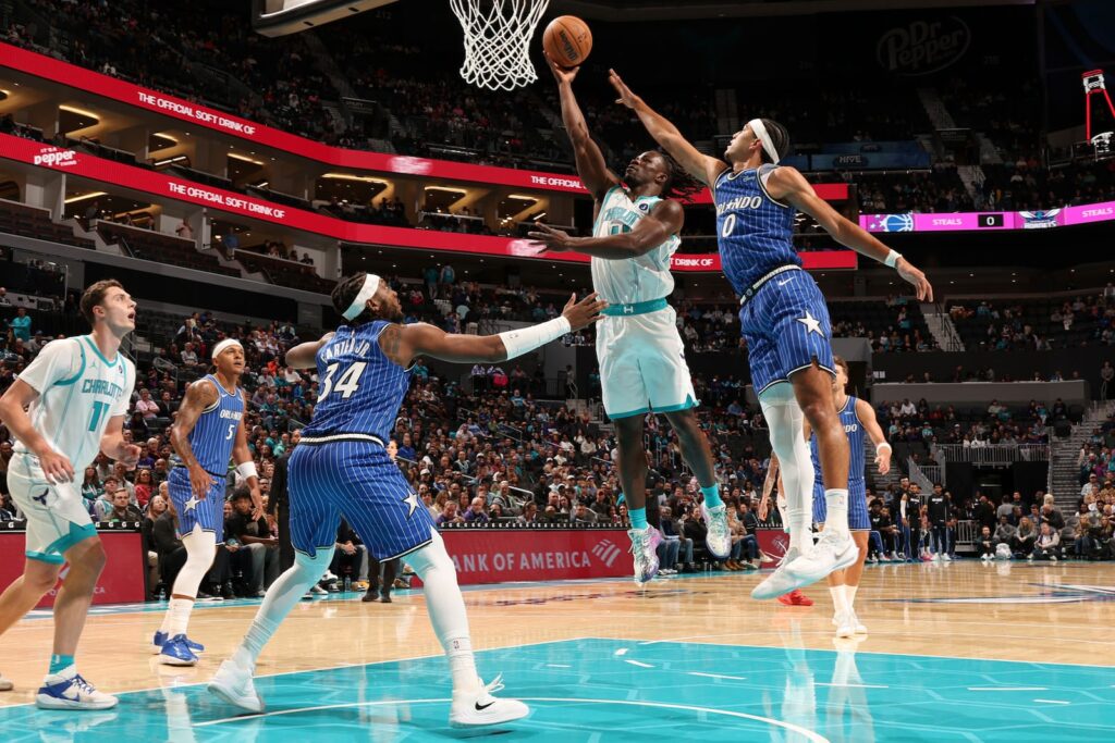 Orlando impone autoridad en Charlotte y rompe su mala racha (123-107)