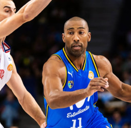 El Obradoiro asalta la capital y derrota a Estudiantes con un magistral Barcello (78–79)