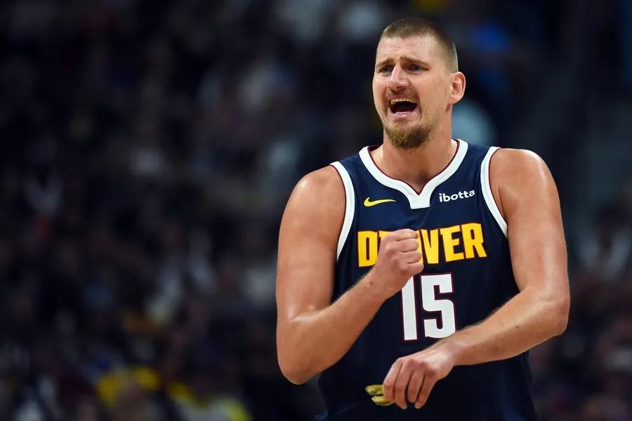 Nikola Jokic se une a una élite histórica con otro triple-doble para abrir la temporada