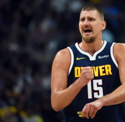 Nikola Jokic se une a una élite histórica con otro triple-doble para abrir la temporada