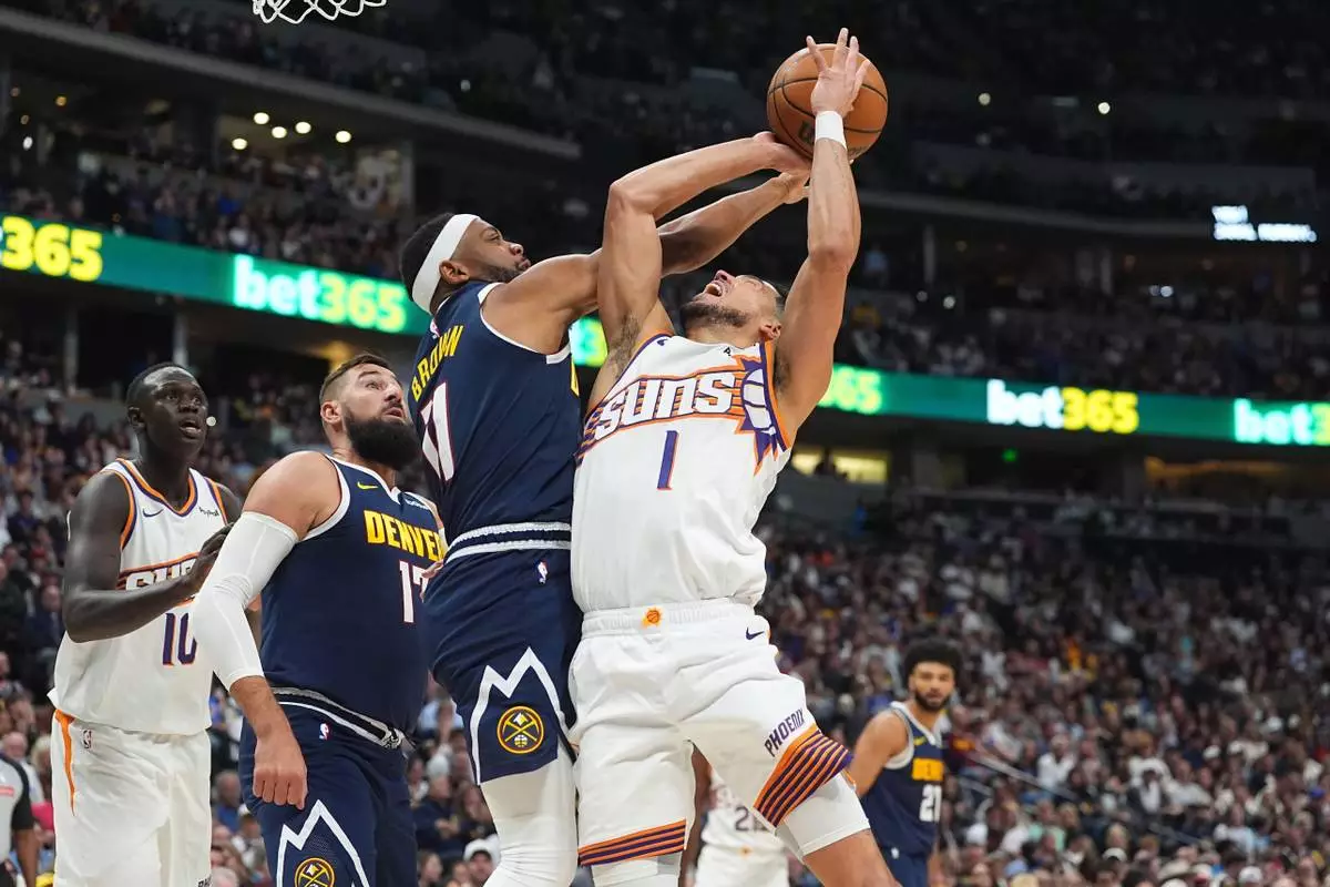 Jokic firma otro triple-doble y los Nuggets dominan a los Suns en su estreno en Denver, 133-111