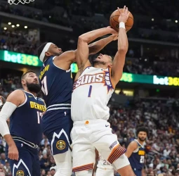 Jokic firma otro triple-doble y los Nuggets dominan a los Suns en su estreno en Denver, 133-111