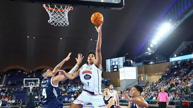 El Obradoiro no se detiene: carácter, defensa y triunfo en Oviedo, 75-79