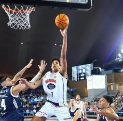 El Obradoiro no se detiene: carácter, defensa y triunfo en Oviedo, 75-79