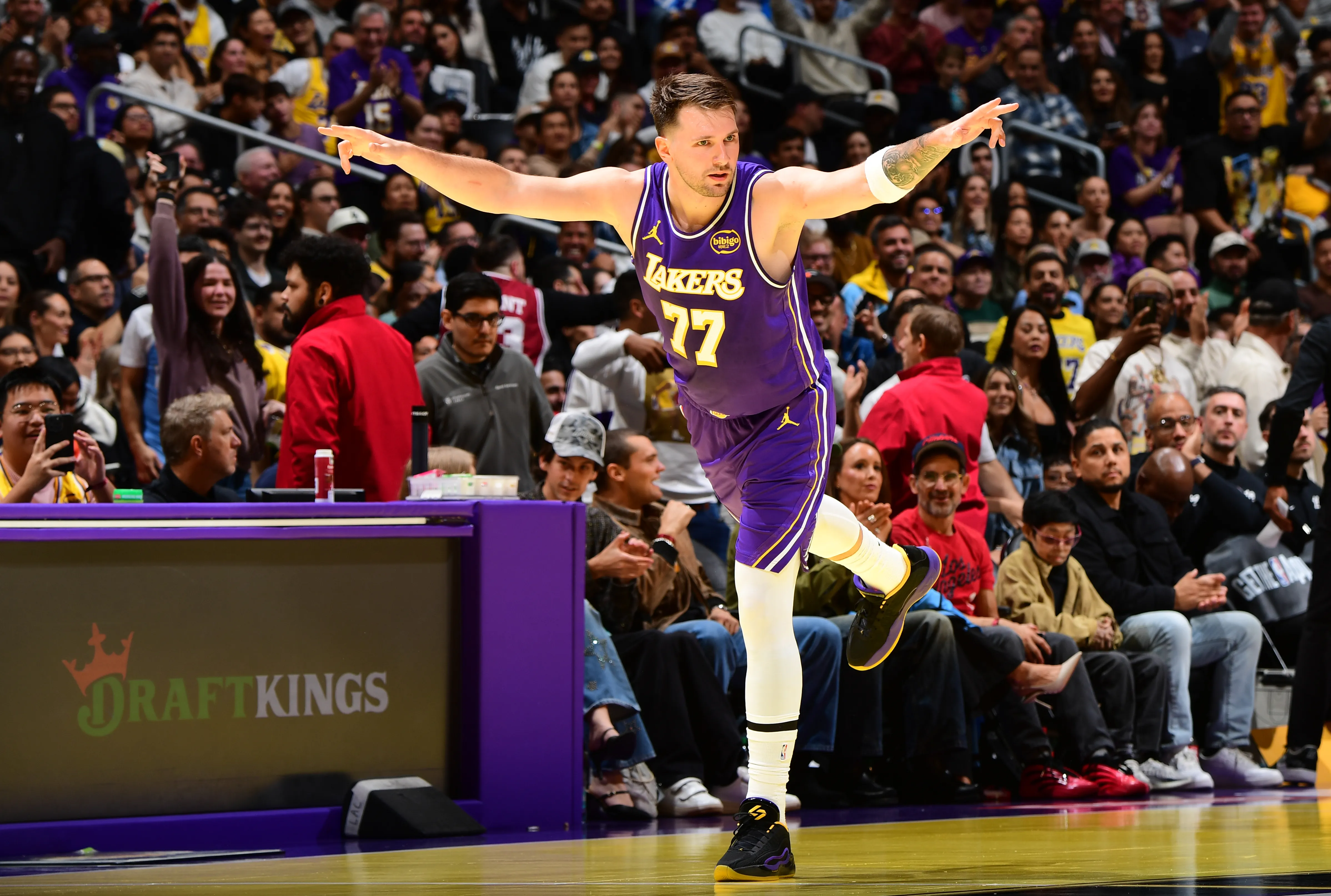 Los Lakers doblegan a los Clippers, se quedan con el Grupo B del Oeste y sellan su billete a los cruces de la Emirates NBA Cup (135-118)