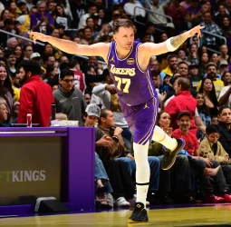 Los Lakers doblegan a los Clippers, se quedan con el Grupo B del Oeste y sellan su billete a los cruces de la Emirates NBA Cup (135-118)