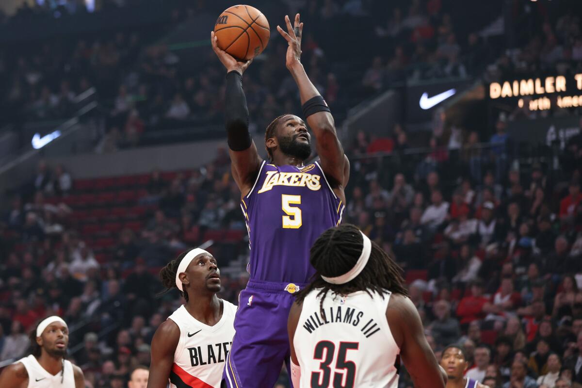 Los Lakers resisten sin Doncic ni Reaves y se imponen a los Blazers (123-115)