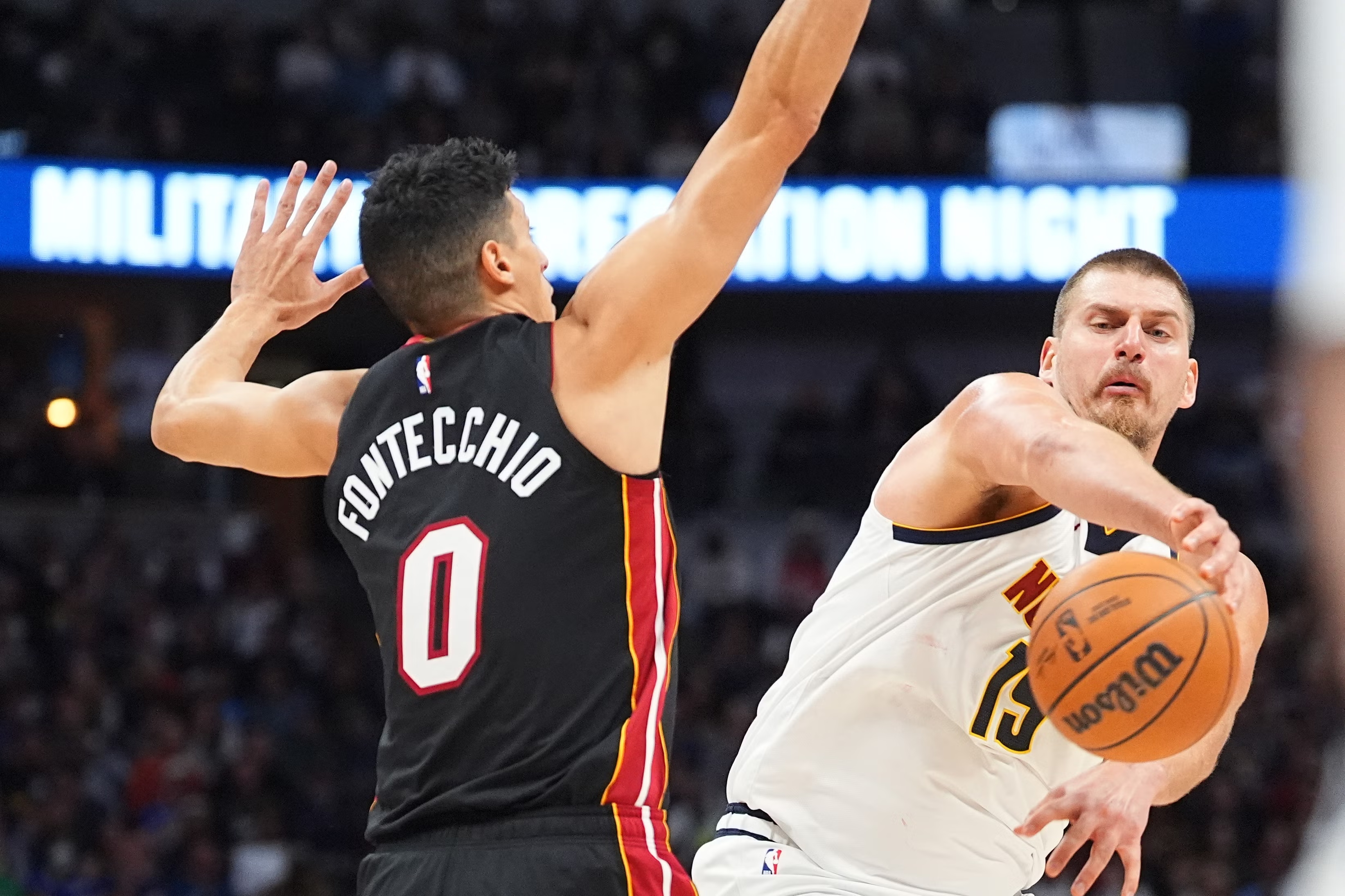 Jokić impone su ley con otro triple-doble y los Nuggets extienden su dominio sobre Miami (122-112)
